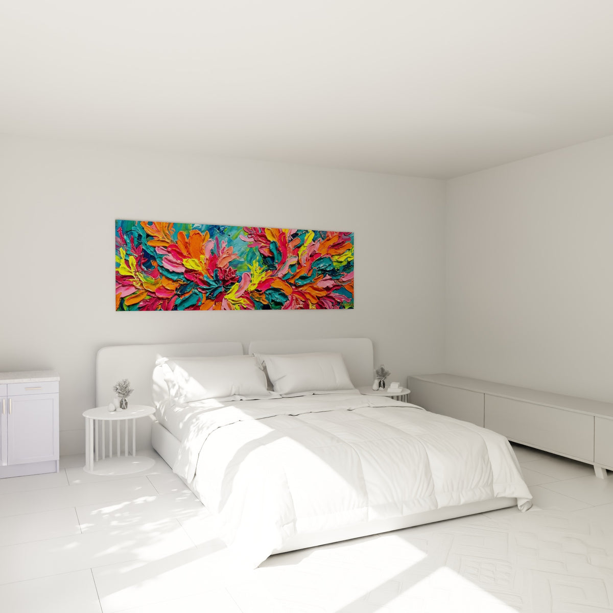 Bouquet floral orange et rose vif accroché au-dessus d'un lit dans une chambre claire