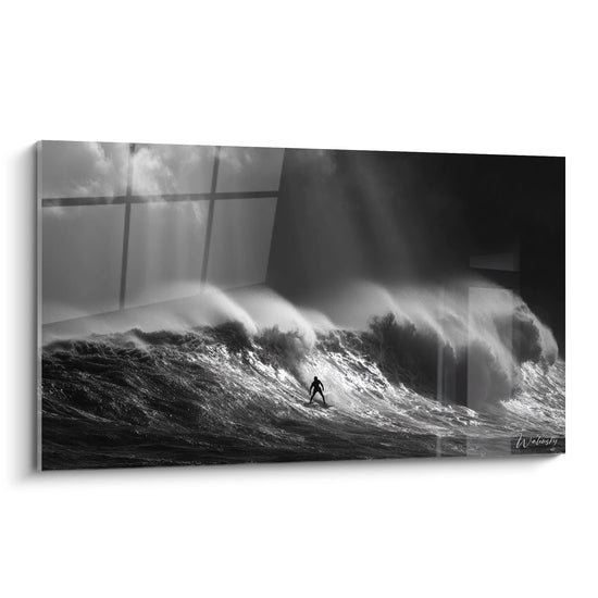 Surfeur silhouette noire glissant sur une vague grise et blanche déferlante