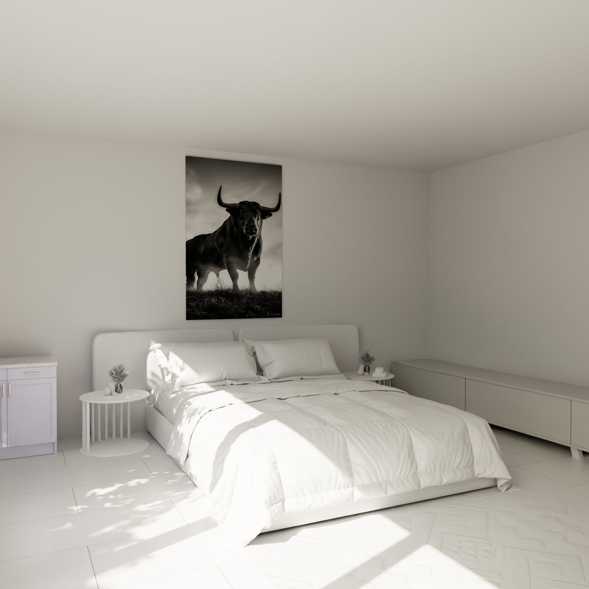 Silhouette de taureau noir et blanc aux cornes imposantes, accrochée au-dessus d'un lit dans une chambre claire