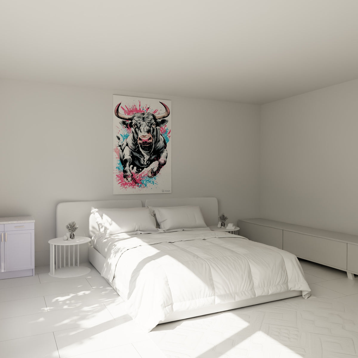 Bête sombre aux cornes pâles entourée de rose vif et bleu ciel, au-dessus d'un lit dans une chambre claire