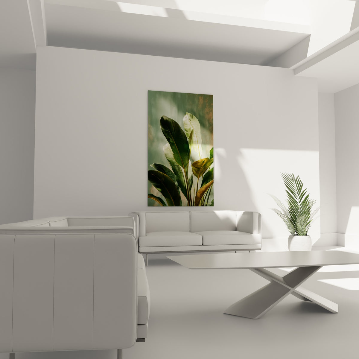 Composition de bananier vert sauge et rouille suspendue au-dessus d'un canapé dans un salon lumineux