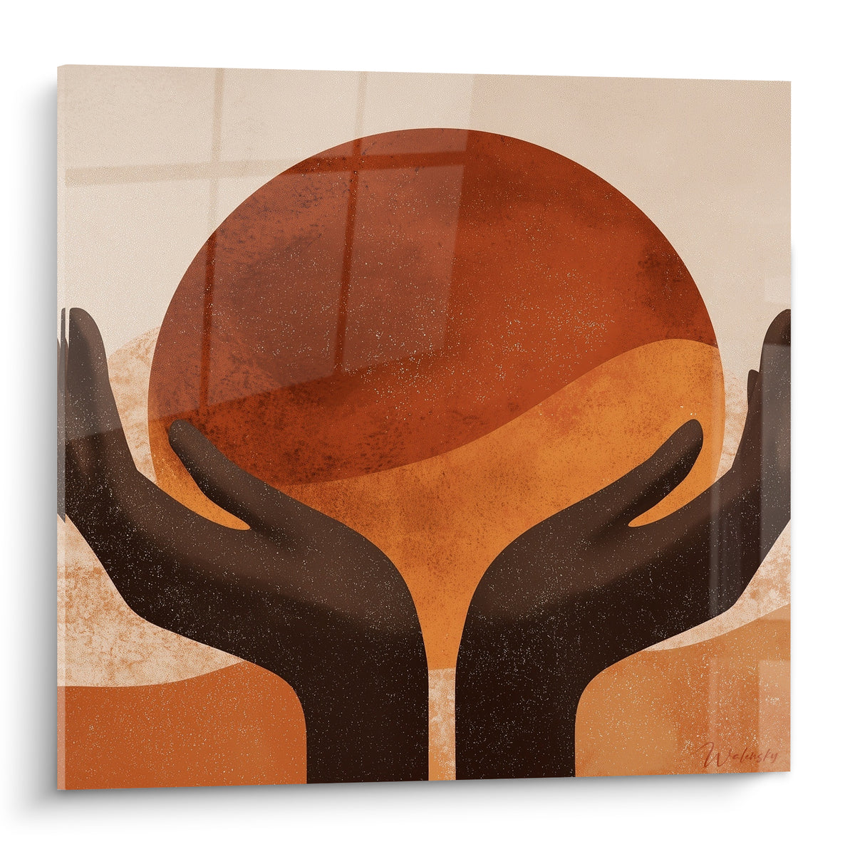 Mains sombres tenant un soleil terracotta et orangé, style graphique minimaliste sur fond sable clair