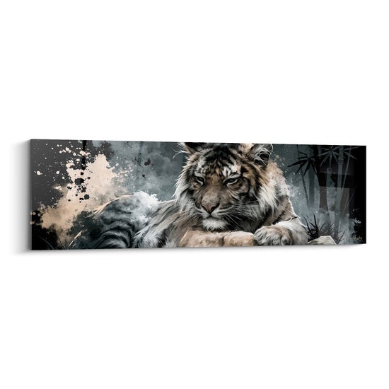 Tigre couché aux rayures fauve et noir, regard perçant sur fond anthracite éclaboussé de gris
