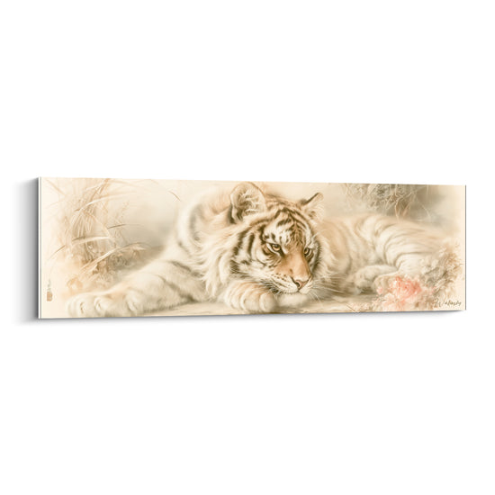 Tigre couché aux rayures brun roux et ivoire, regard vif, bouquet rose près des pattes
