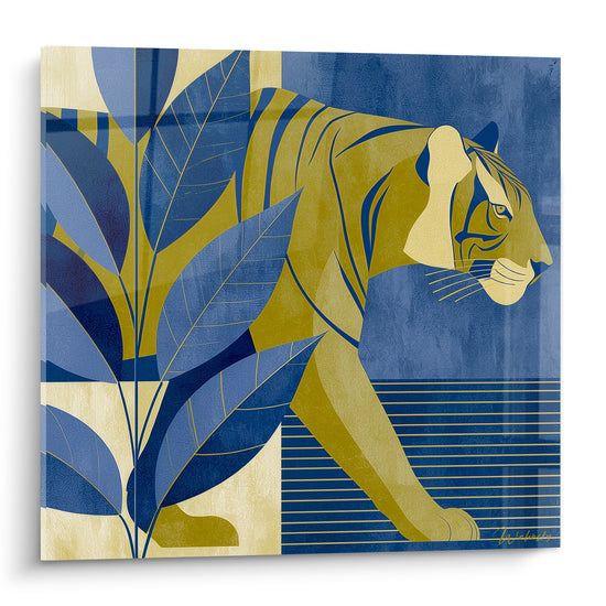 Tigre en marche stylisé aux rayures bleu marine et dorées, entouré de larges feuilles bleu pastel graphiques