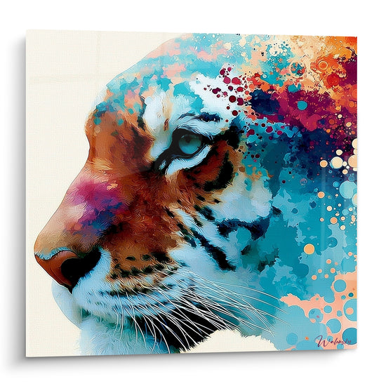 Tigre de profil aux teintes brun fauve et turquoise, regard bleu pâle, éclaboussures orangées et bordeaux