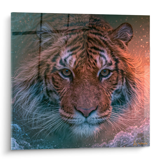 Tigre orangé au regard ambré, pelage rayé noir et blanc, embruns bleutés en arrière-plan
