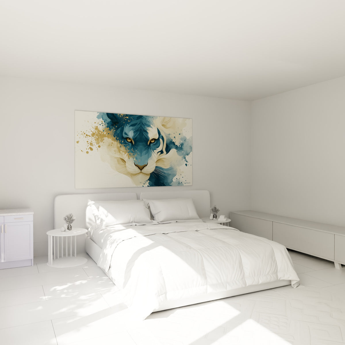 Félin au museau ivoire et rayures bleu marine au-dessus d'un lit dans une chambre claire