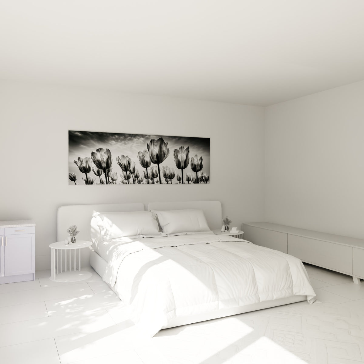 Rangée de tulipes anthracite et blanches à contre-jour, accrochée au-dessus d'un lit dans une chambre claire