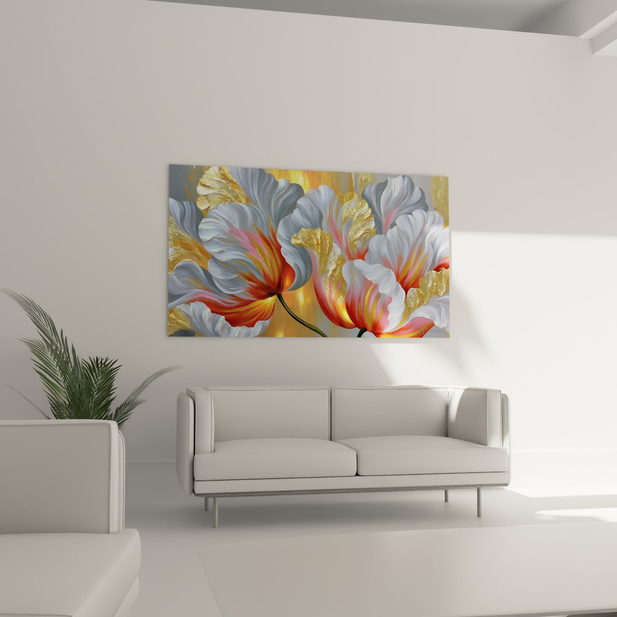Fleur corail et dorée de cette tulipe accrochée au-dessus d'un canapé dans un salon lumineux