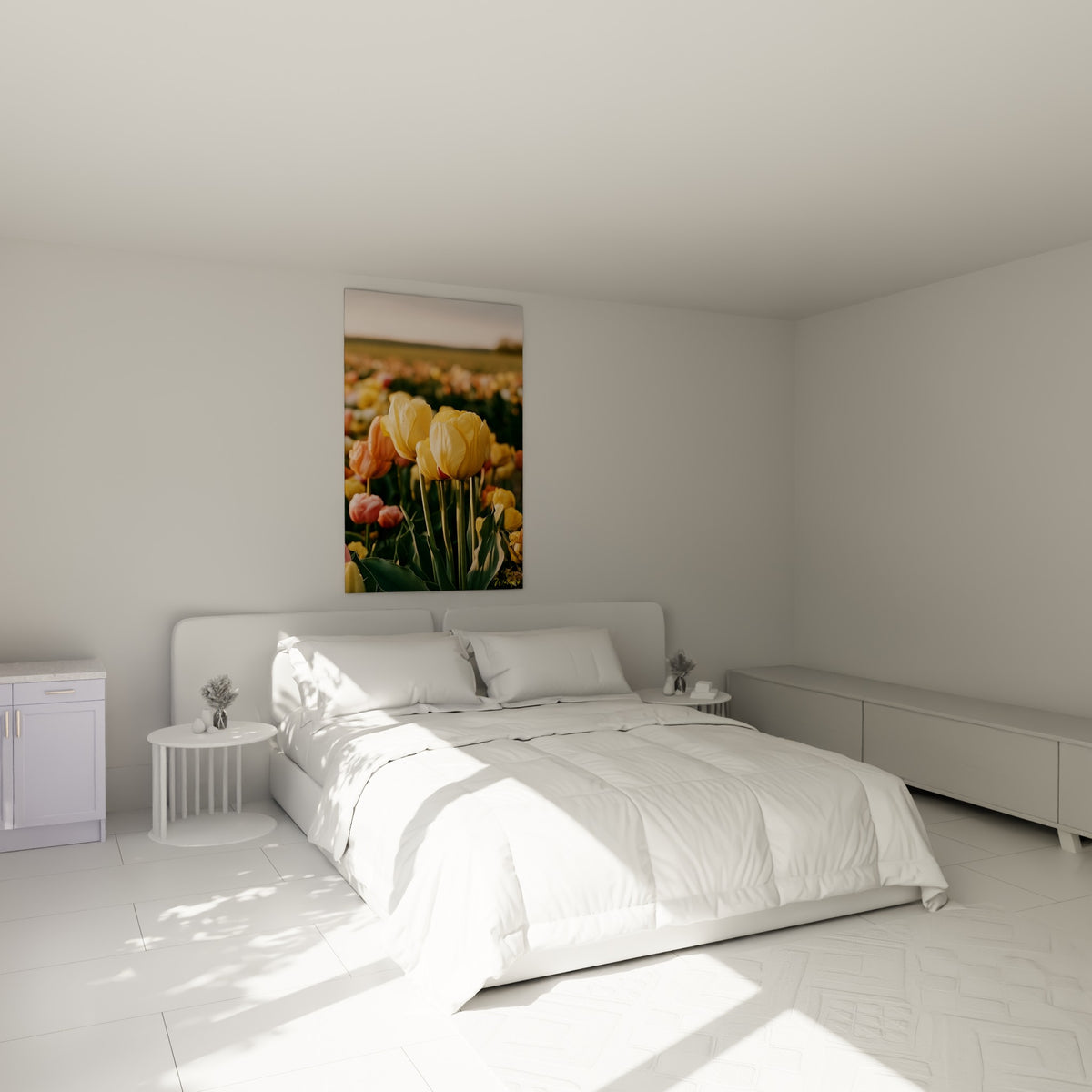 Tulipes dorées et roses aux tiges vertes élancées, accrochées au-dessus d'un lit dans une chambre claire