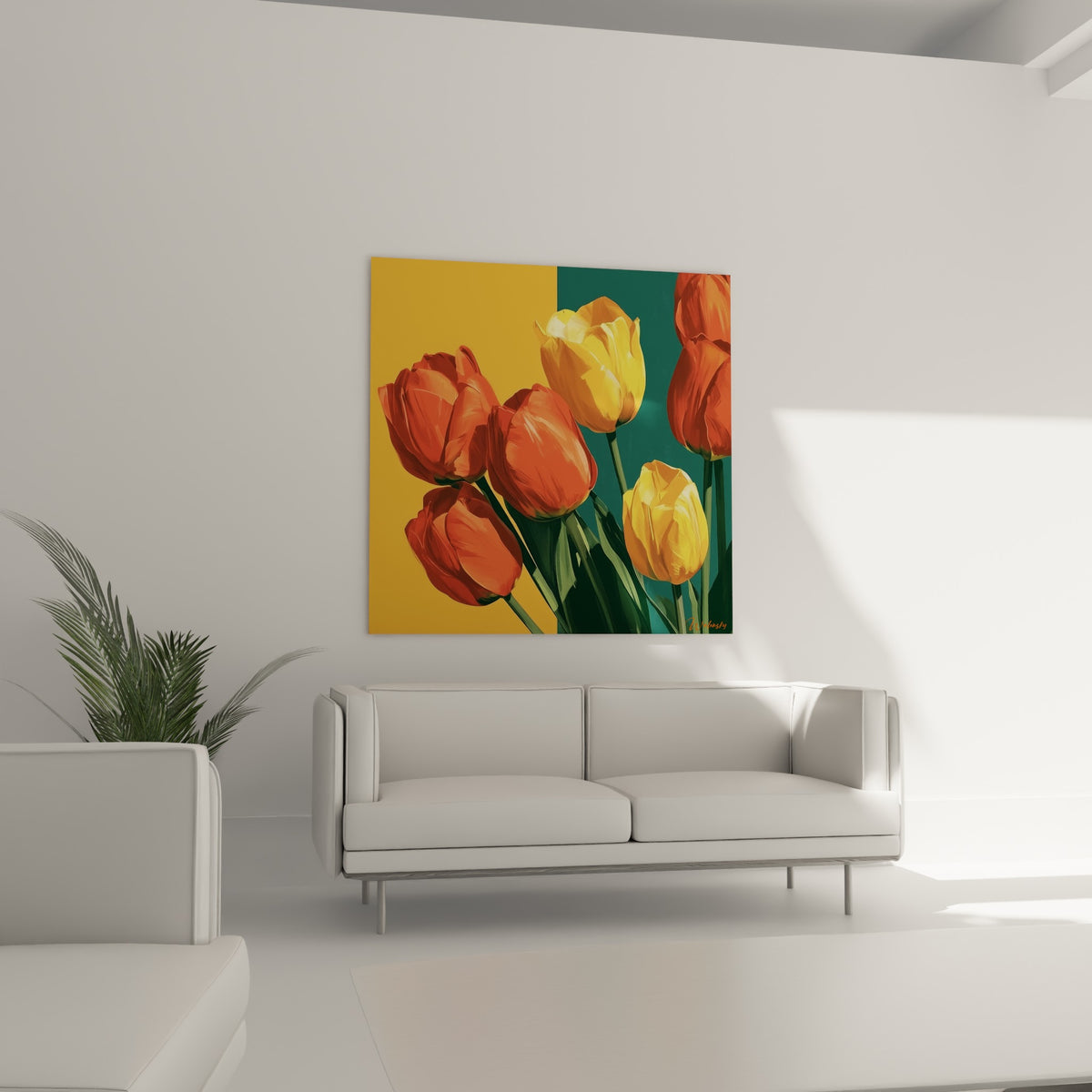 Fleurs de tulipes jaunes et rouges sur fond bicolore, placées au-dessus d'un canapé dans un salon lumineux