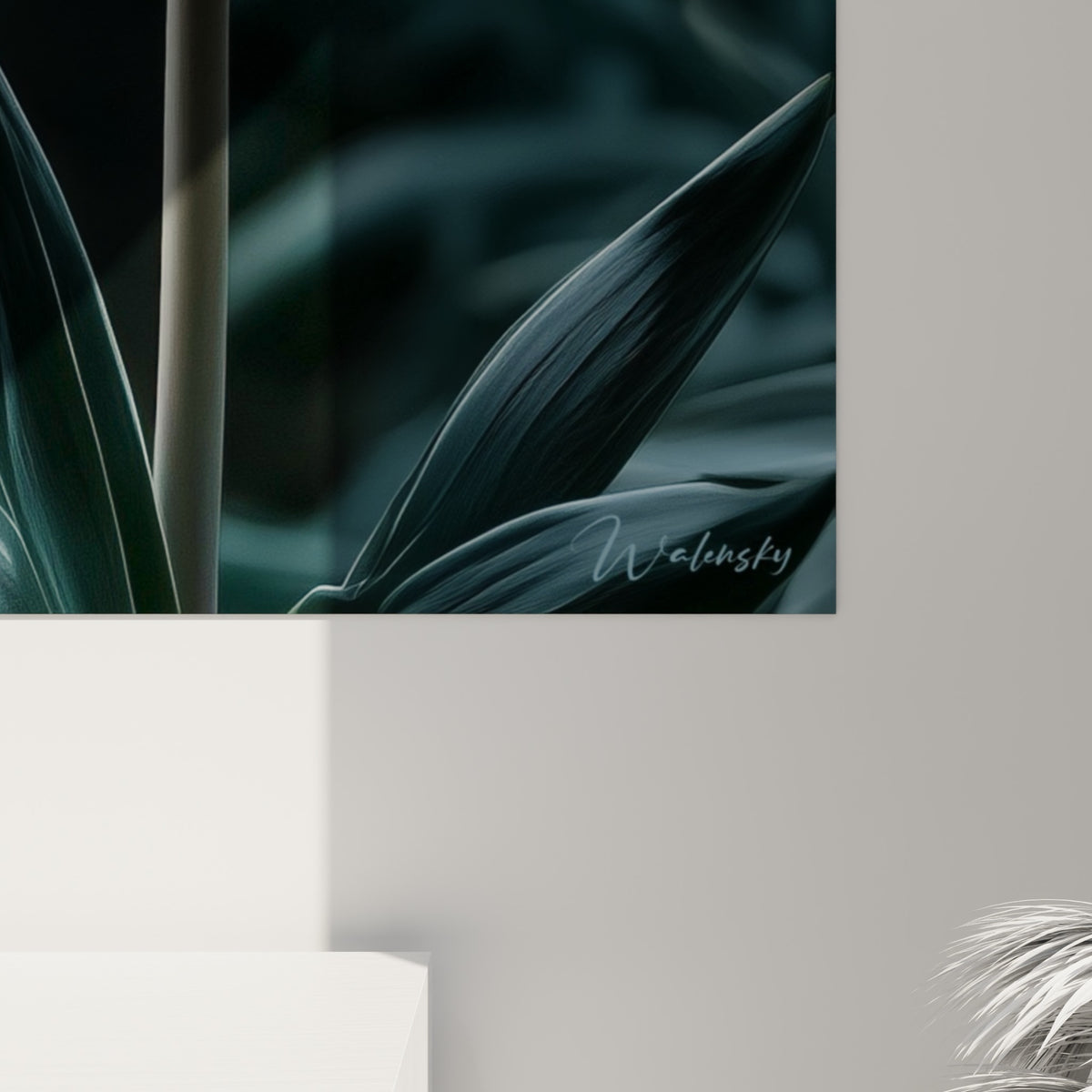 Grain fin des pétales blancs et nuances dorées du cœur de la tulipe visibles en gros cadrage sur toile