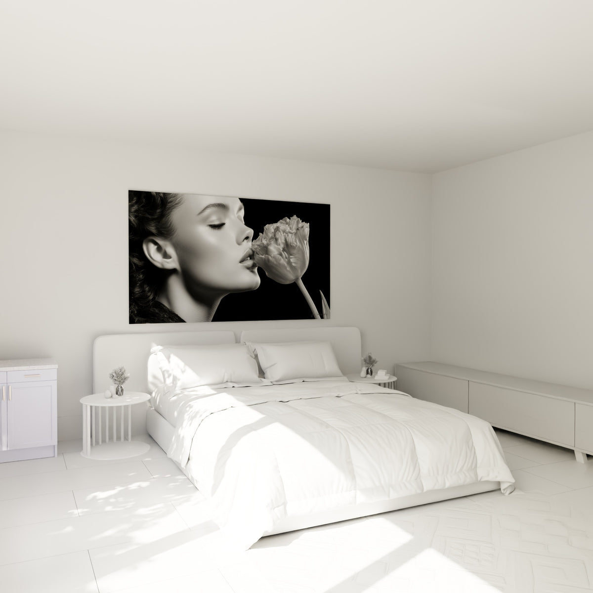 Femme aux yeux clos effleurant une tulipe blanche, tableau noir et blanc au-dessus d'un lit dans une chambre claire