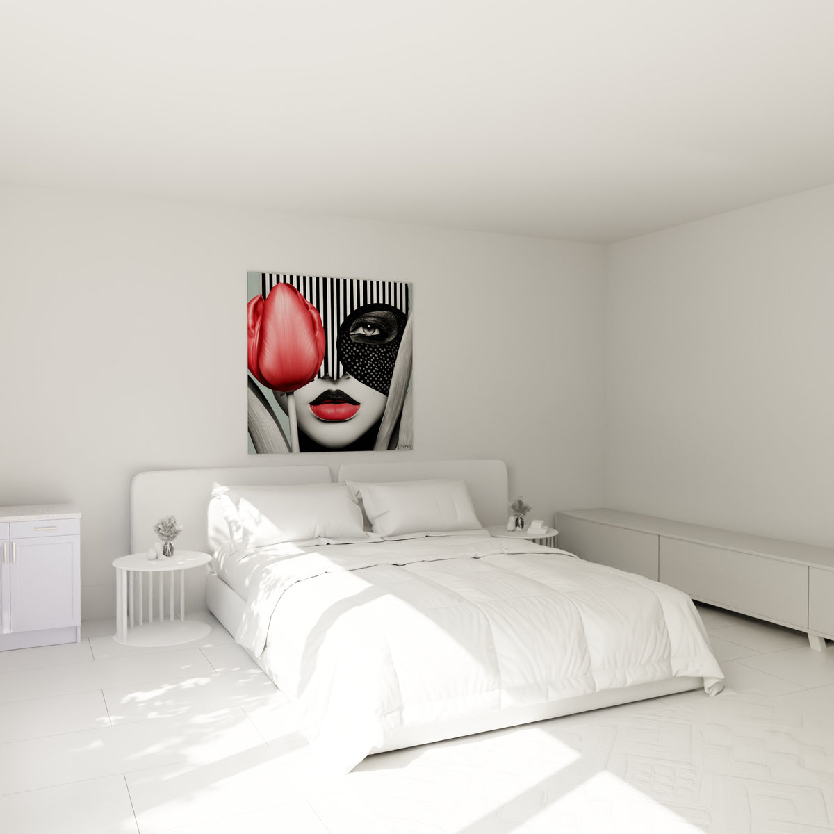 Tulipe rose et portrait masqué en noir et blanc accrochés au-dessus d'un lit dans une chambre claire.