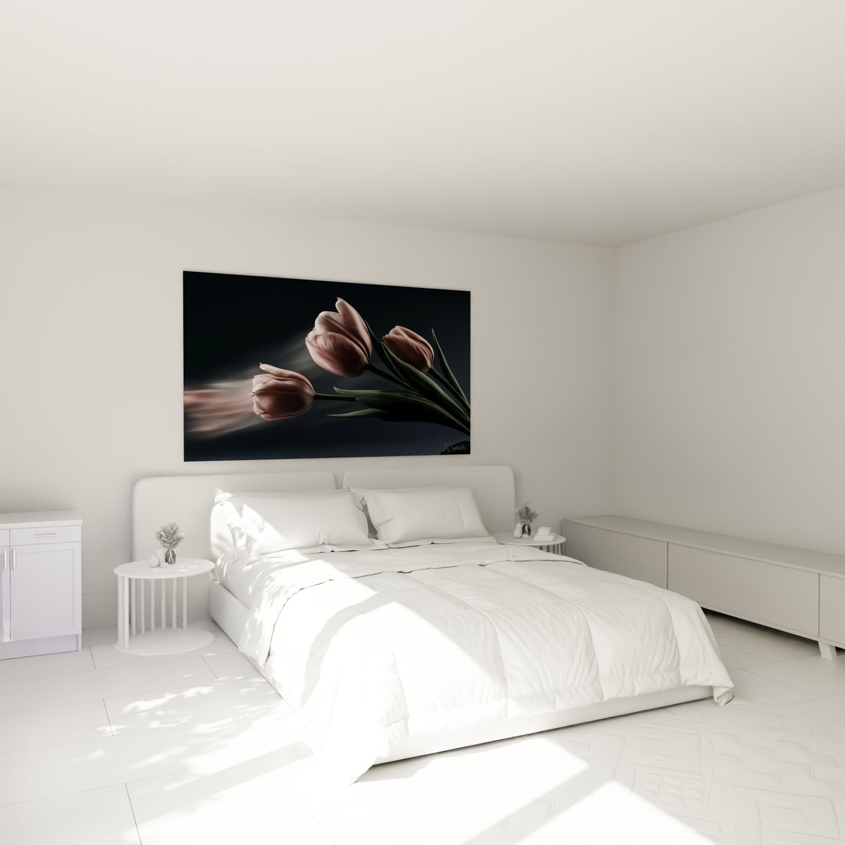 Tulipes rose poudré et vert olive accrochées au-dessus d'un lit dans une chambre claire