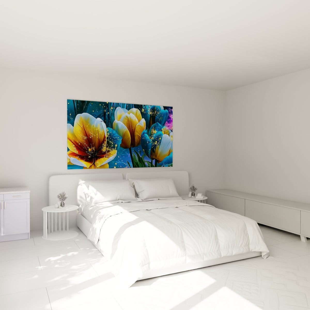 Tulipes bleu turquoise et jaune éclatant surplombent un lit dans une chambre claire et sereine