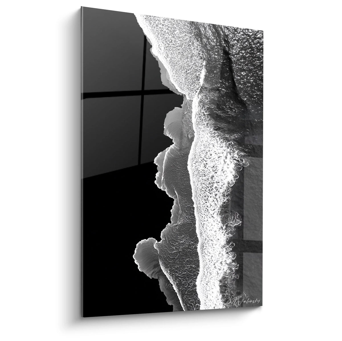 Tableau vagues océaniques noir et blanc vue aérienne avec écume blanche sur sable sombre