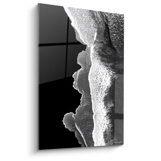 Tableau vagues océaniques noir et blanc vue aérienne avec écume blanche sur sable sombre