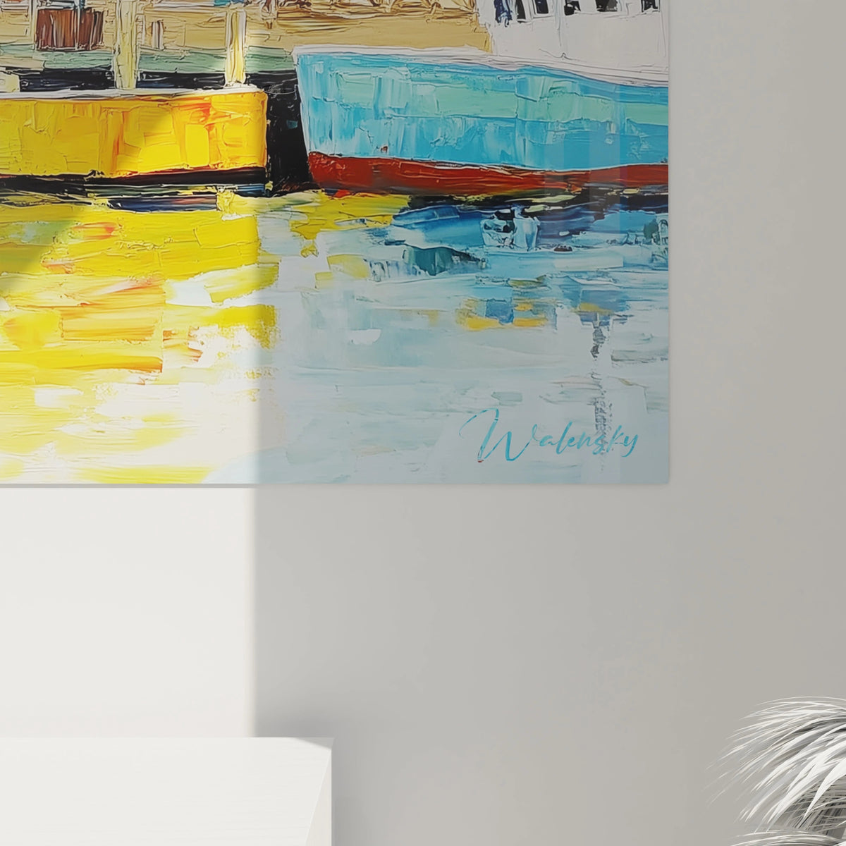 Un tableau port maritime impressionniste présentant un quai avec embarcations colorées stationnées devant des habitations côtières pastelles, utilisant une technique d'empâtement pour créer texture et mouvement dans les reflets aquatiques.

