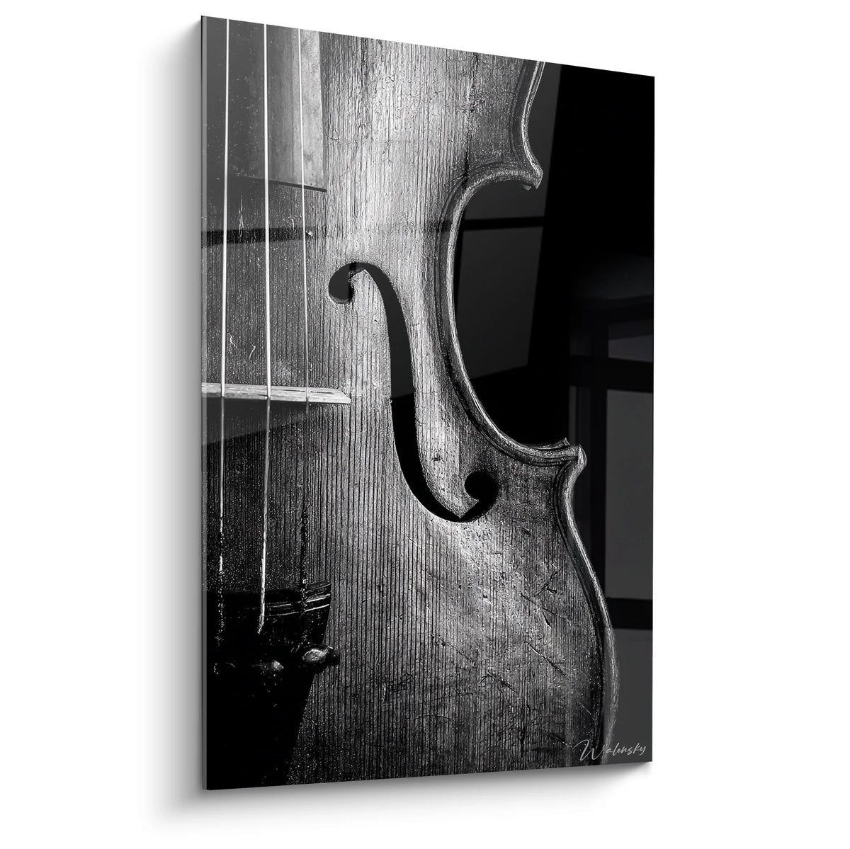 Tableau violon noir et blanc montrant les détails sculptés et les cordes de l'instrument musical