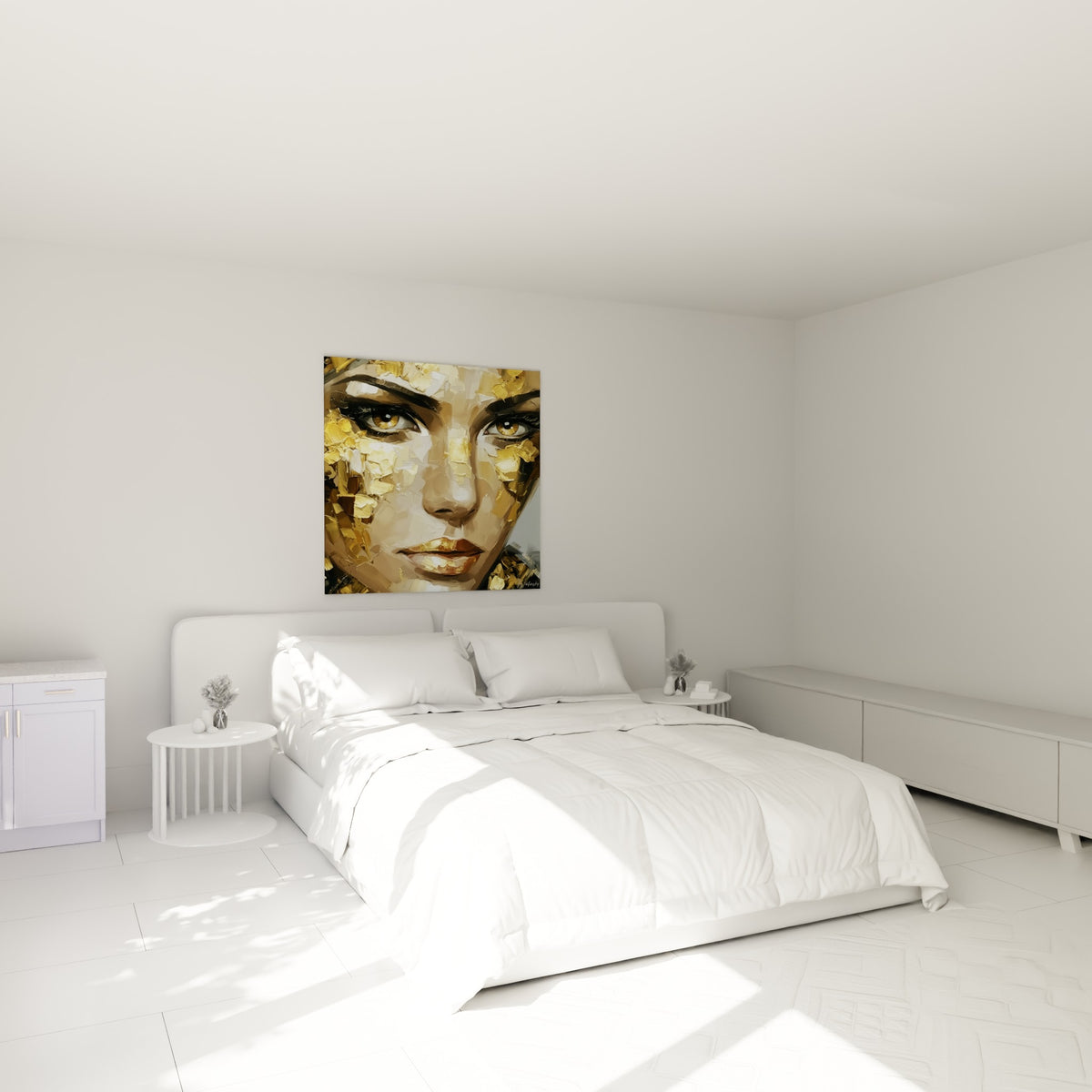 Portrait doré et anthracite aux yeux ambrés accroché au-dessus d'un lit dans une chambre claire
