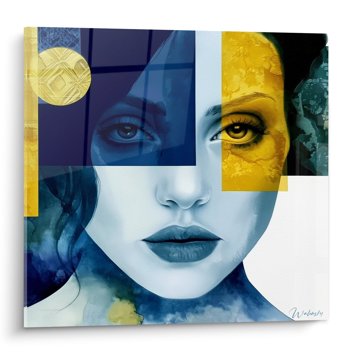 Visage abstrait bicolore, moitié bleu marine graphique, moitié dorée texturée, regard intense
