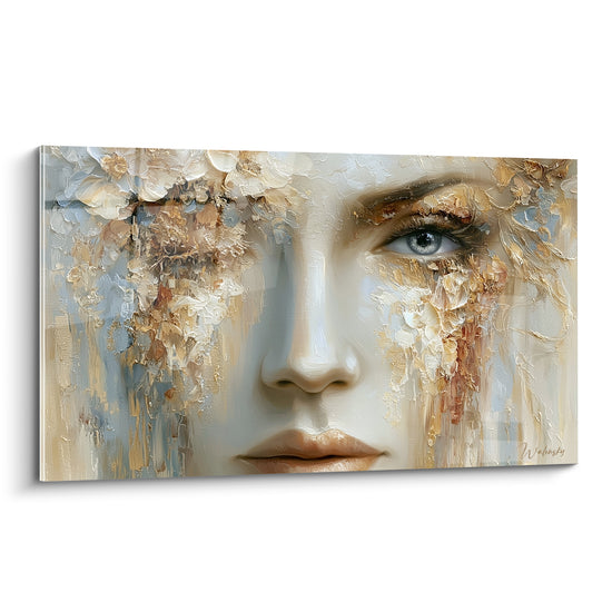 Visage abstrait doré aux pétales blancs et beige, œil bleu perçant, texture en empâtement épais