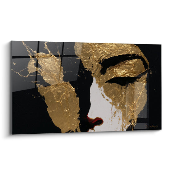 Visage abstrait aux teintes dorées et noires, profil féminin avec lèvres rouges et feuille d'or froissée