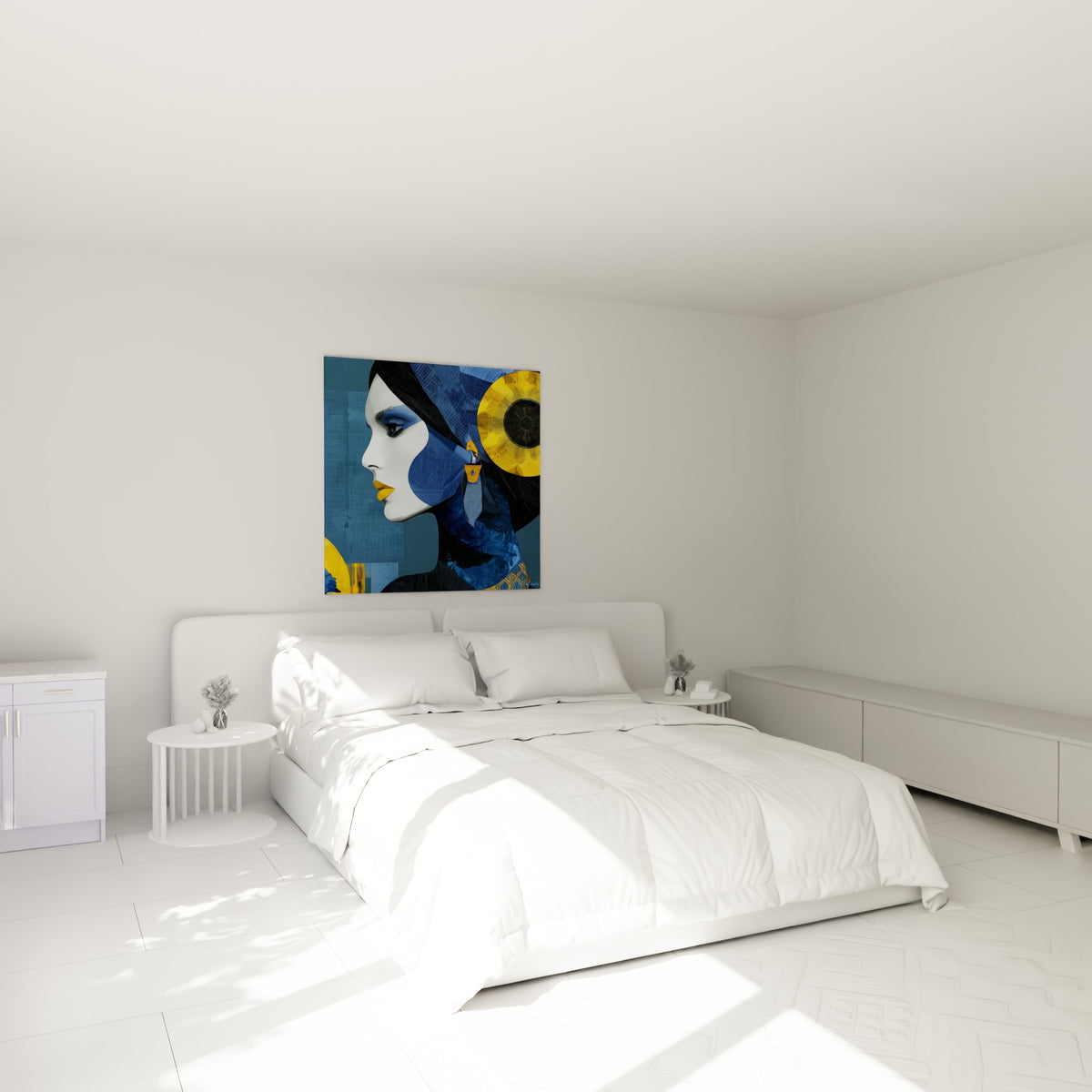Portrait visage abstrait bleu et jaune doré au-dessus d'un lit dans une chambre claire