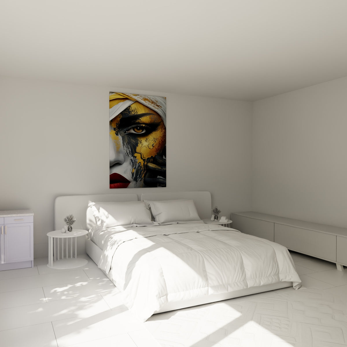 Visage abstrait aux textures dorées et lèvres rouges, accroché au-dessus d'un lit dans une chambre claire