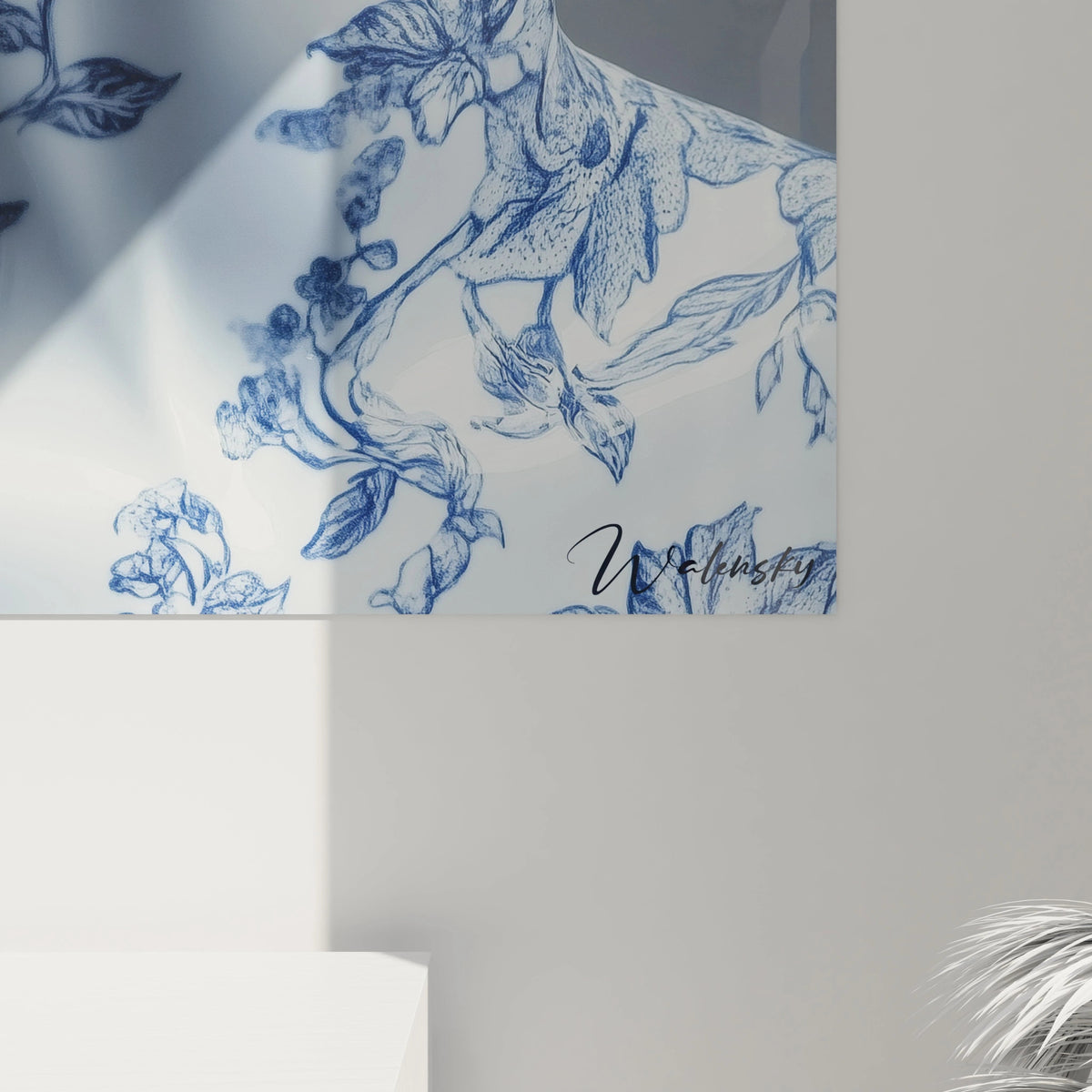Un tableau porcelaine artistique montrant un visage féminin émergeant d'une composition florale bleue et blanche. La surface brillante de la céramique capte la lumière, révélant les nuances subtiles du bleu cobalt sur le blanc immaculé, avec des détails finement travaillés sur toute la pièce.
