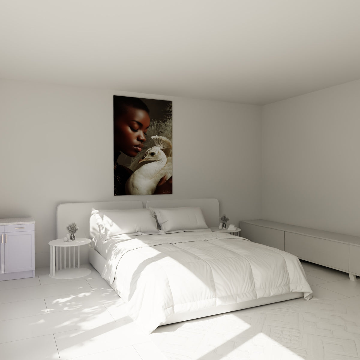 Portrait tendre d'une femme brune tenant un paon blanc, au-dessus d'un lit dans une chambre claire