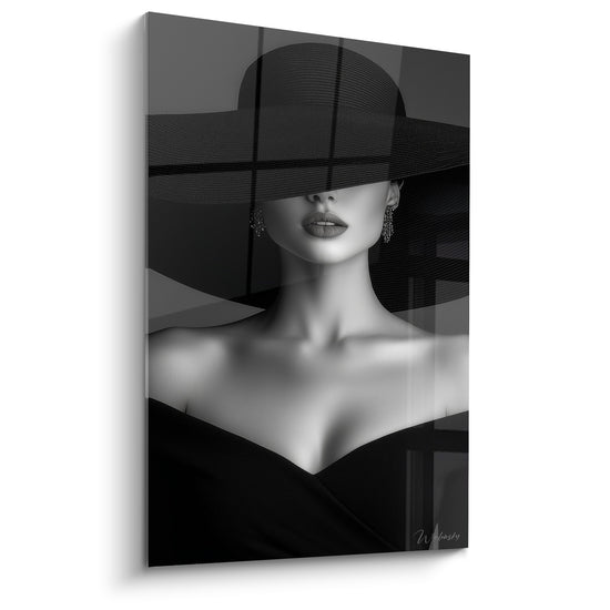 Tableau Chapeau immense noir et blanc robe drapée - Boucles d'oreilles pendantes - Edition Visage noir et blanc