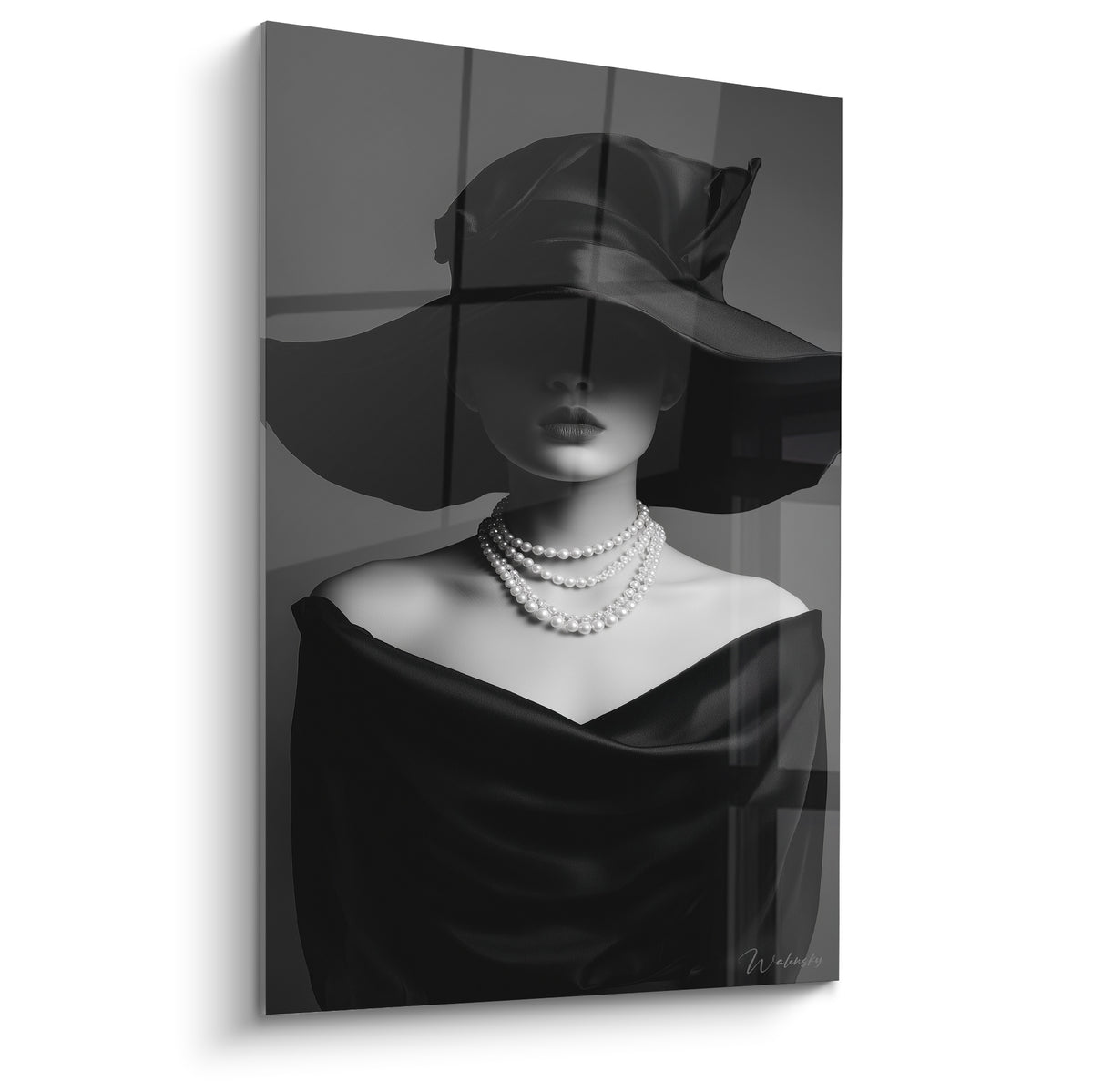 Femme au large chapeau noir et collier de perles blanches, portrait anthracite raffiné