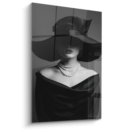 Tableau Chapeau souple noir et blanc collier de perles multirang - Épaule dénudée satinée - Edition Visage noir et blanc