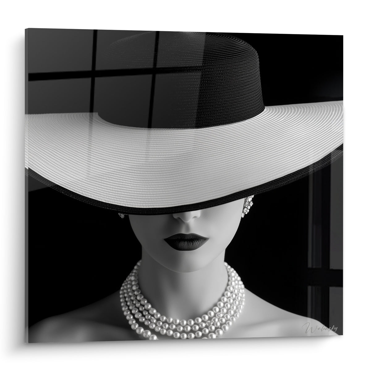 Visage noir et blanc sous chapeau anthracite, collier de perles, lèvres sombres, style graphique