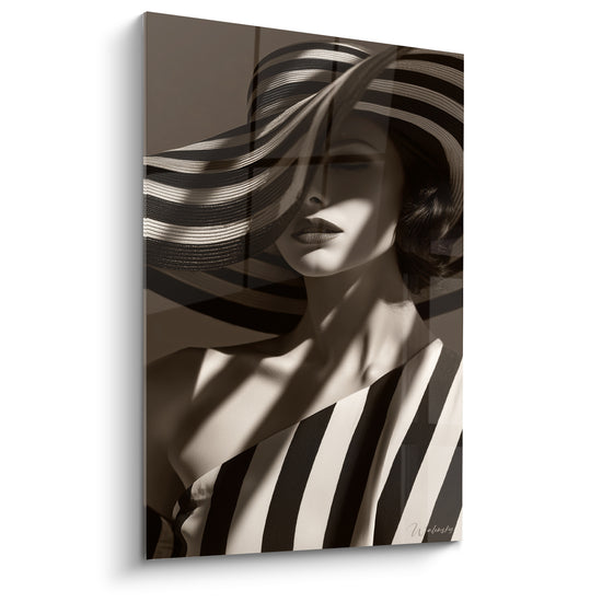Tableau Chapeau à larges rayures brunes et blanches sur épaule dénudée - Robe rayée diagonale - Edition Visage noir et blanc