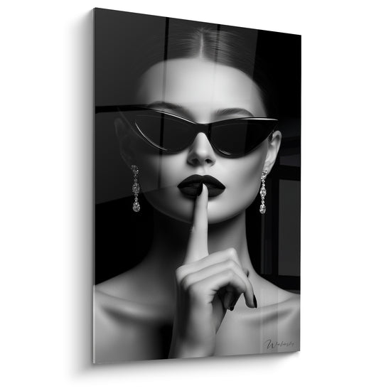 Tableau Lunettes noires et lèvres sombres doigt levé - Boucles d'oreilles en diamants - Edition Visage noir et blanc