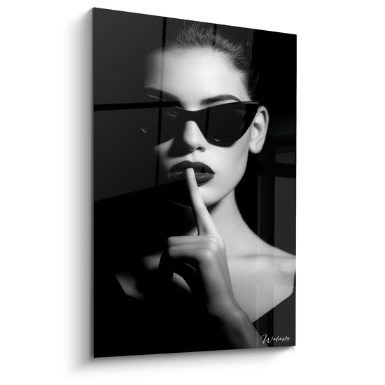 Tableau Femme lunettes noires geste silencieux - Silence gardé - Edition Visage noir et blanc