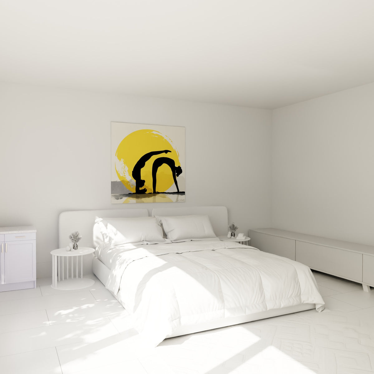 Deux figures cambrées en noir sur fond jaune moutarde, tableau yoga au-dessus d'un lit dans une chambre claire