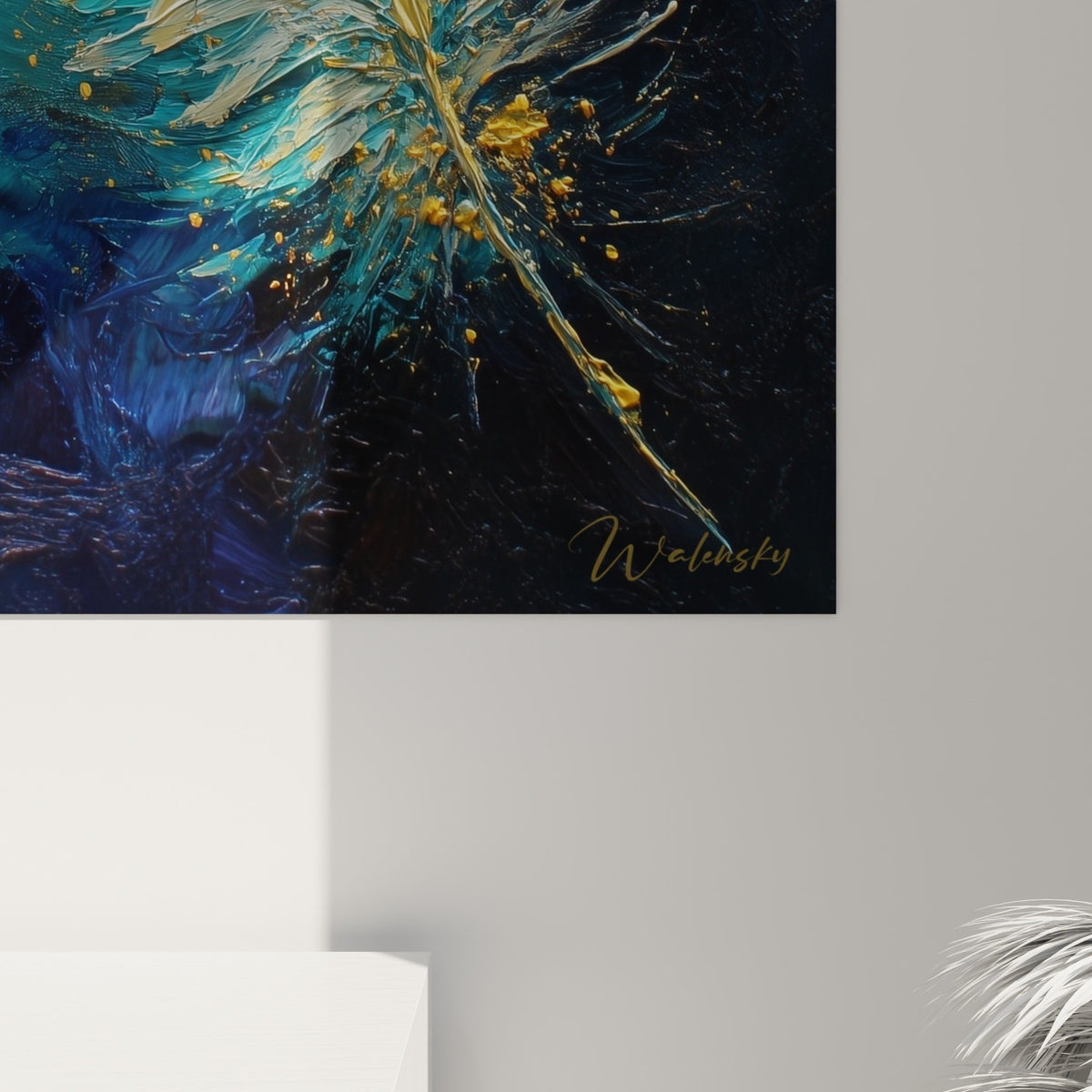 Vue d'ensemble tableau plume dorée fond bleu composition artistique décoration intérieur