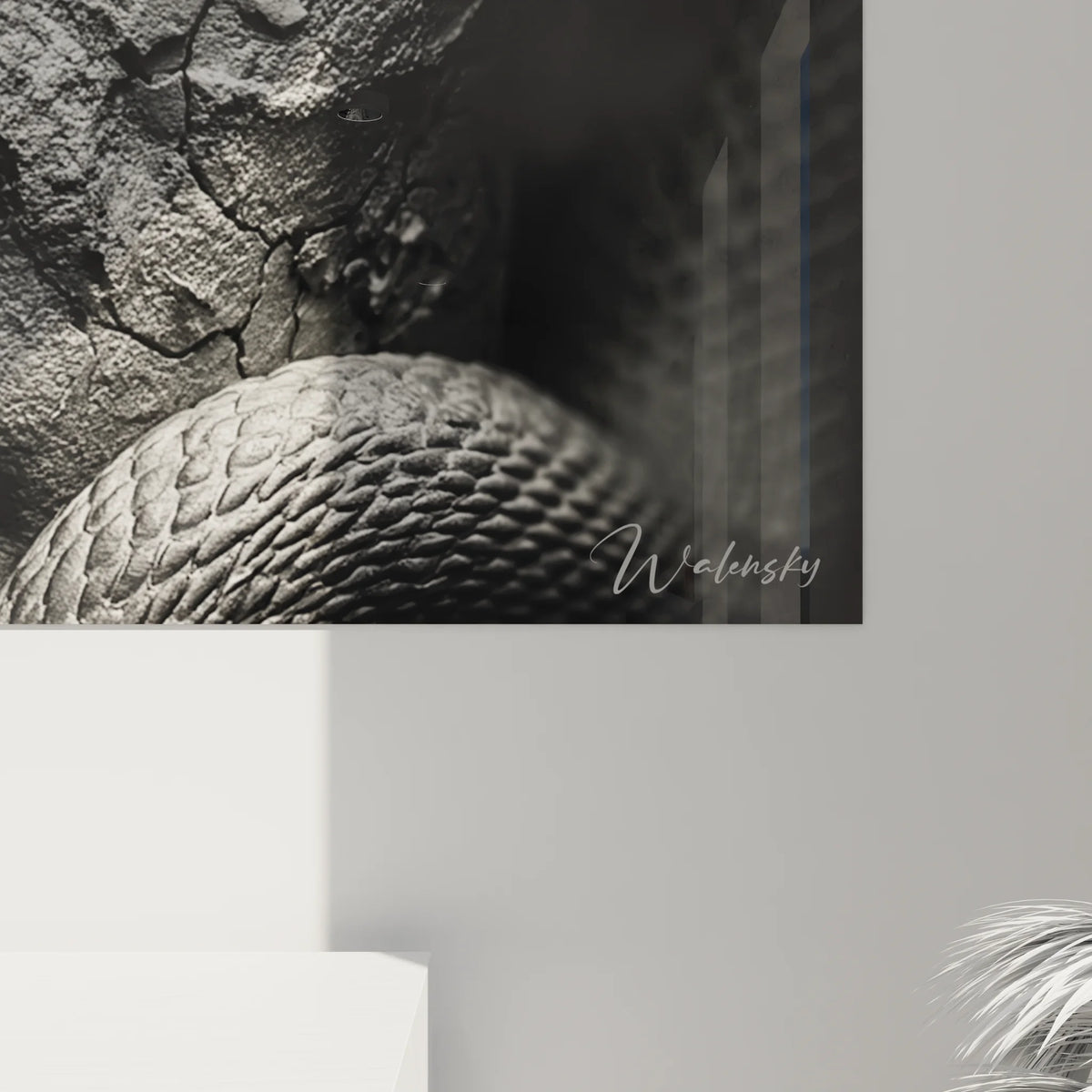 Vue d'ensemble du tableau reptile antique noir et blanc dans un intérieur moderne et élégant