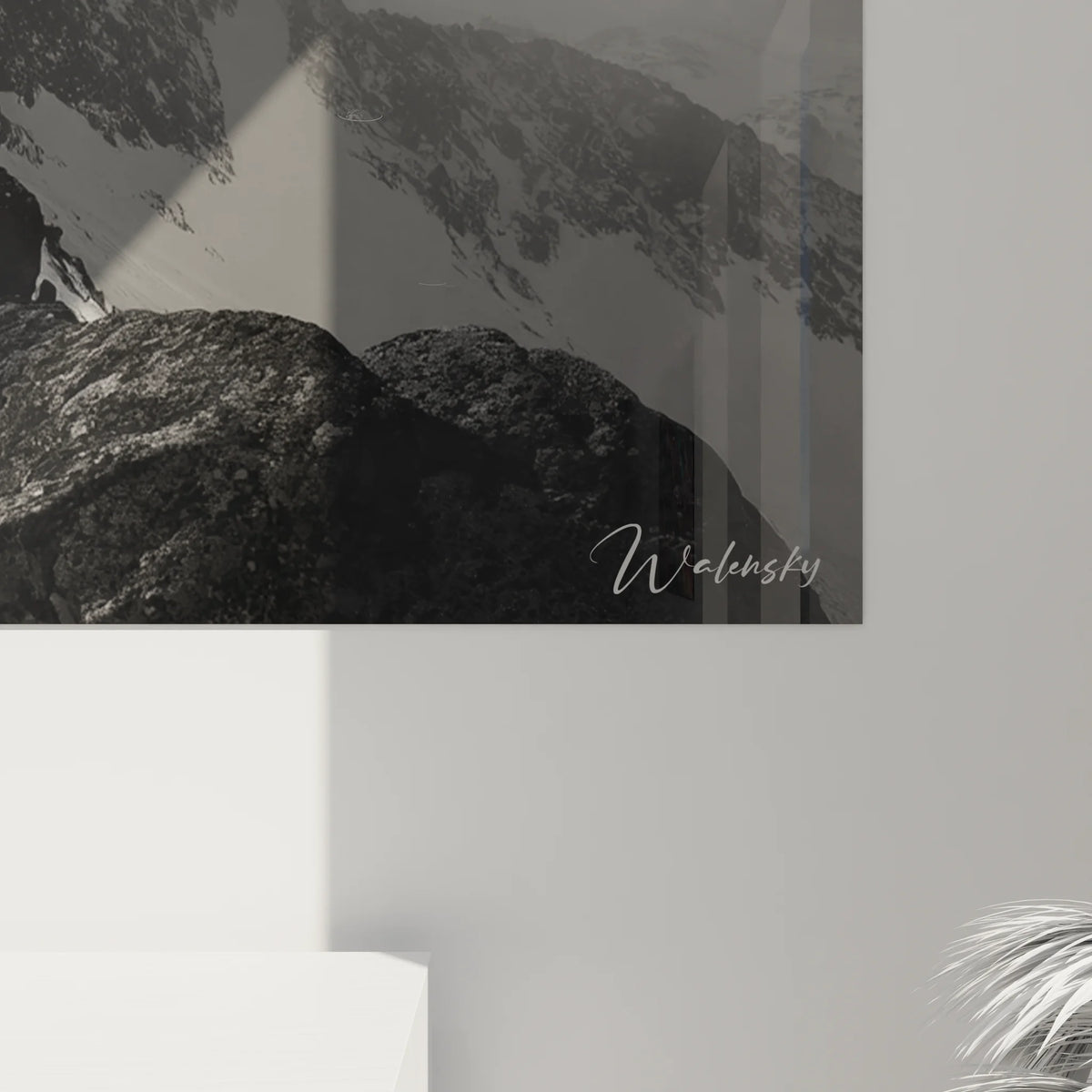 Vue ensemble tableau XXL alpiniste montagne noir et blanc décoration murale salon
