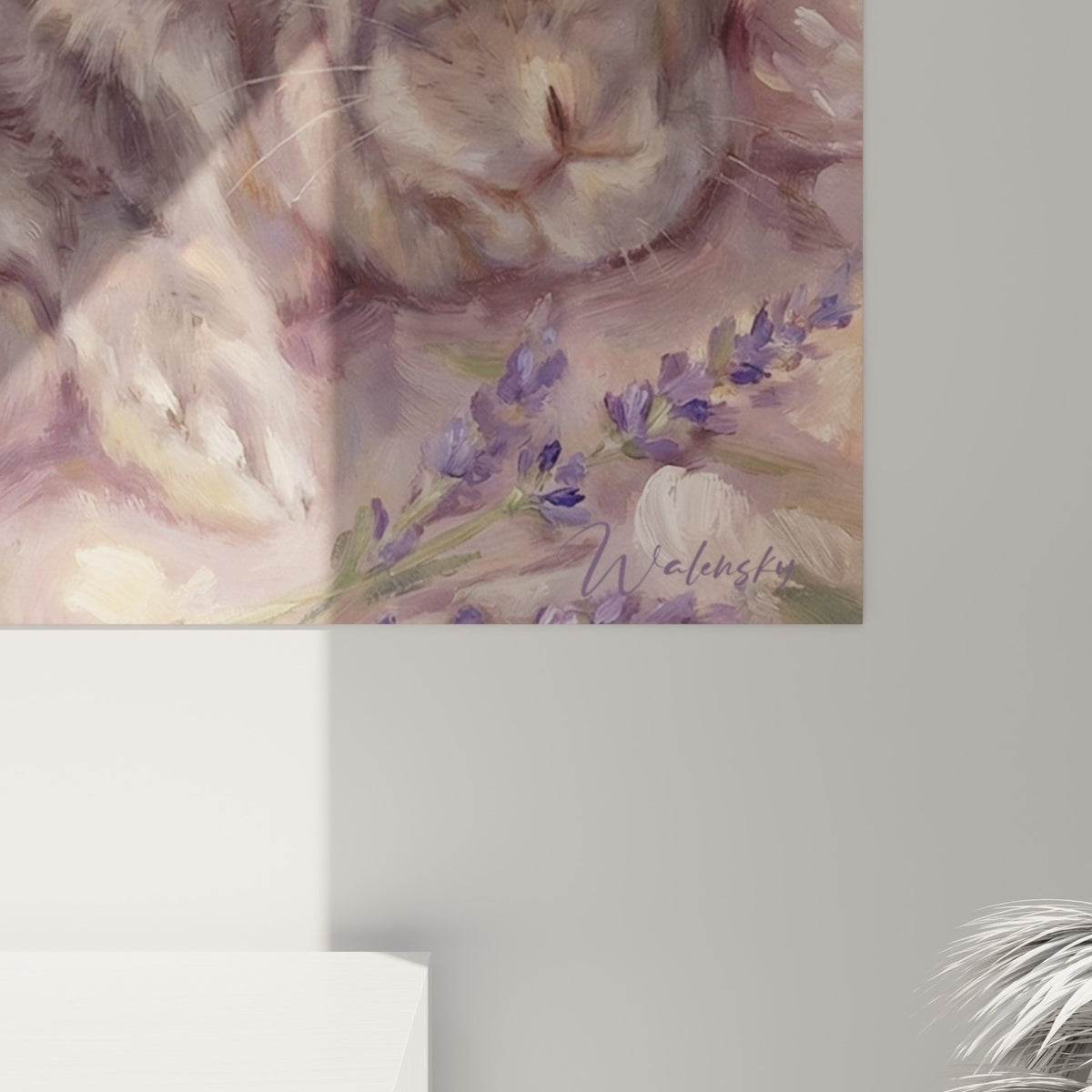 Vue d'ensemble du tableau lapin aux pivoines dans un intérieur moderne avec éclairage naturel